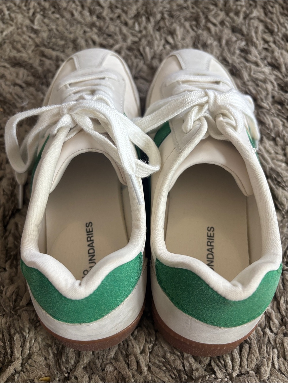 No Boundaries White and Green Low-Top Sneakers - Picture 6 of 10